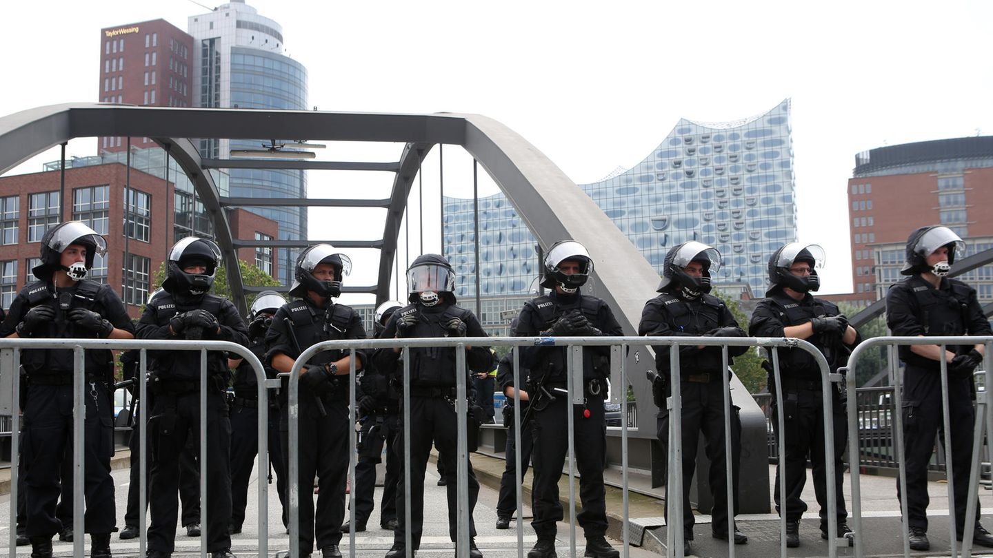 Polizisten sichern am Freitag den Zugang zur Elbphilharmonie ab, wo die Regierungschef am Abend zusammenkommen, um ein Konzert zu besuchen und gemeinsam zu essen