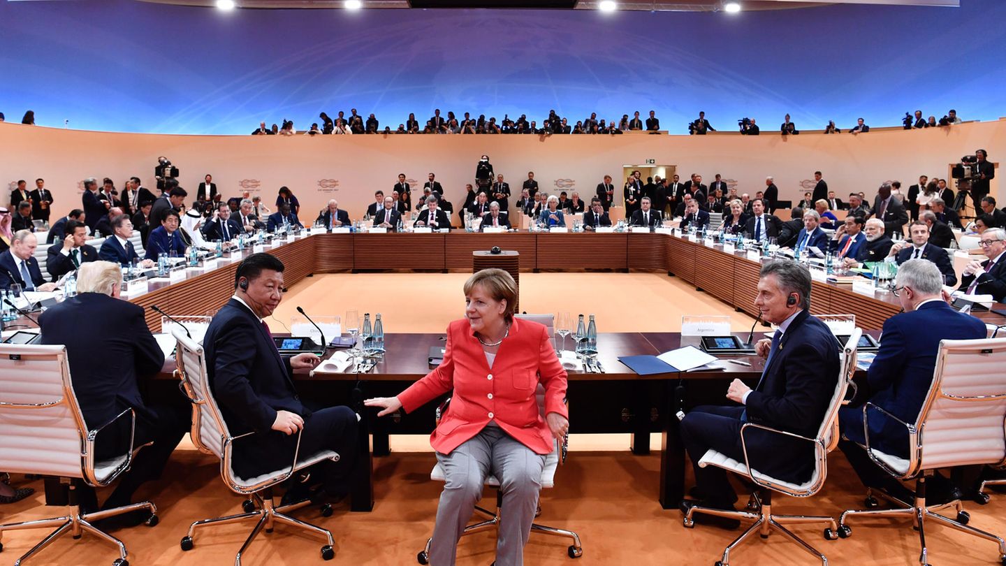 Der US-amerikanische Präsident Donald Trump, Chinas Präsident Xi Jingping, Bundeskanzlerin Angela Merkel, Argentiniens Präsident Mauricio Macri und der australische Ministerpräsident Malcolm Turnbull v. l. n. r.) zu Beginn der ersten Arbeitssitzung beim G20-Gipfel