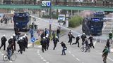 Jagdszenen an den Landungsbrücken am Hamburger Hafen. Immer wieder kommt es zu Auseinandersetzungen zwischen Einsatzkräften und Protestierenden oder Mitgliedern des Schwarzen Blocks