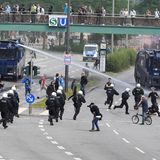 Jagdszenen an den Landungsbrücken am Hamburger Hafen. Immer wieder kommt es zu Auseinandersetzungen zwischen Einsatzkräften und Protestierenden oder Mitgliedern des Schwarzen Blocks