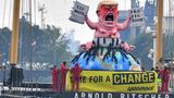 "Zeit für einen Wandel": Die Umweltschutzorganisation Greenpeace protestiert auf der Elbe mit einem Donald Trump, der die Klimaschutzvereinbarung zerreißt, gegen die G20-Politik.