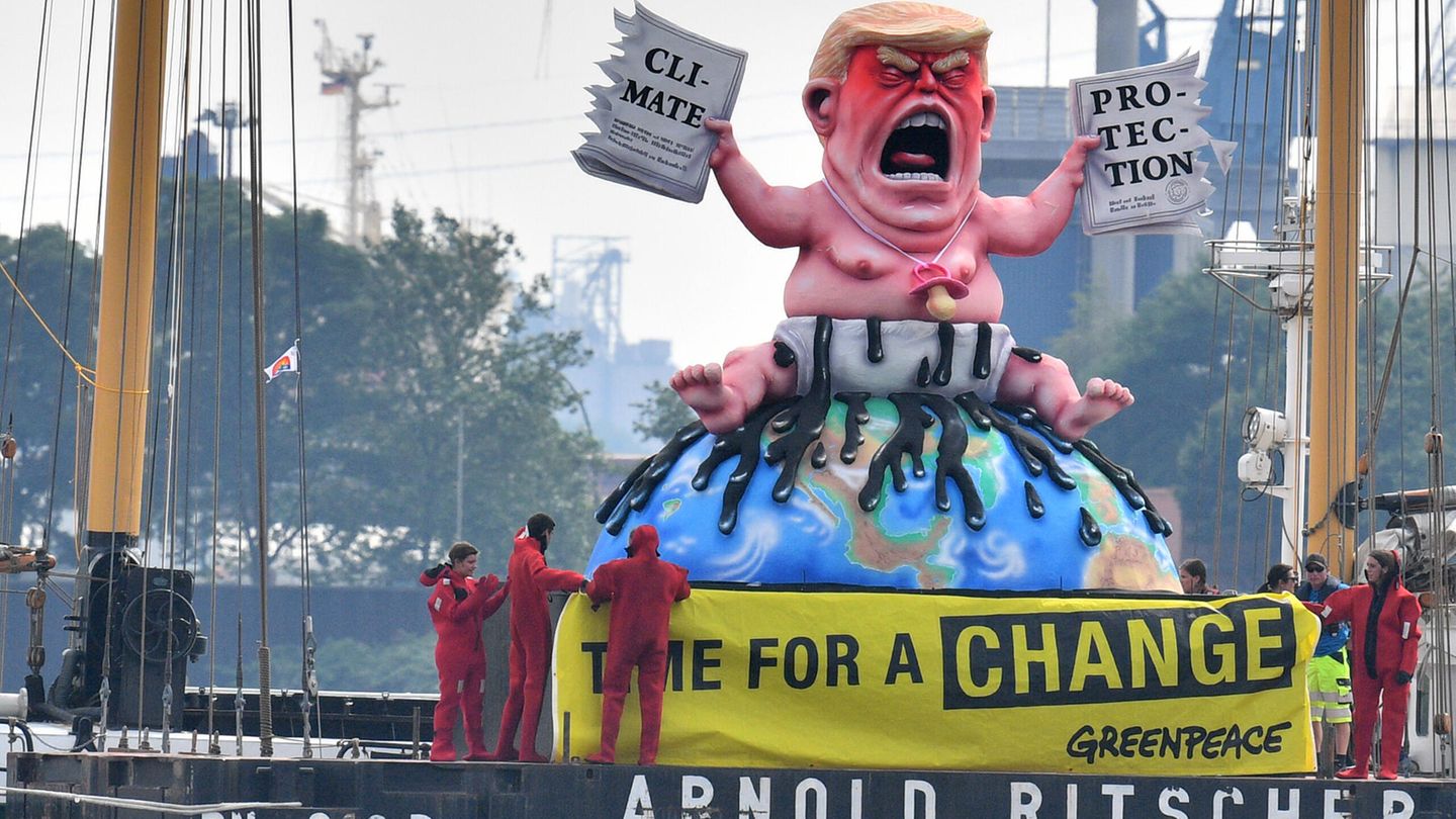 "Zeit für einen Wandel": Die Umweltschutzorganisation Greenpeace protestiert auf der Elbe mit einem Donald Trump, der die Klimaschutzvereinbarung zerreißt, gegen die G20-Politik.