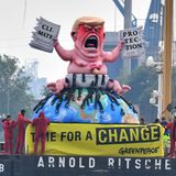 "Zeit für einen Wandel": Die Umweltschutzorganisation Greenpeace protestiert auf der Elbe mit einem Donald Trump, der die Klimaschutzvereinbarung zerreißt, gegen die G20-Politik.