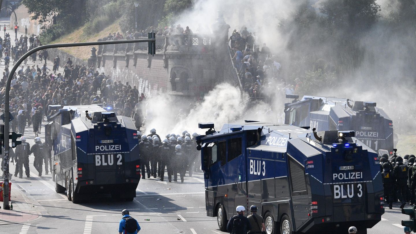 Kein Durchkommen: Polizisten halten eine Gruppe Demonstranten am Hafen auf