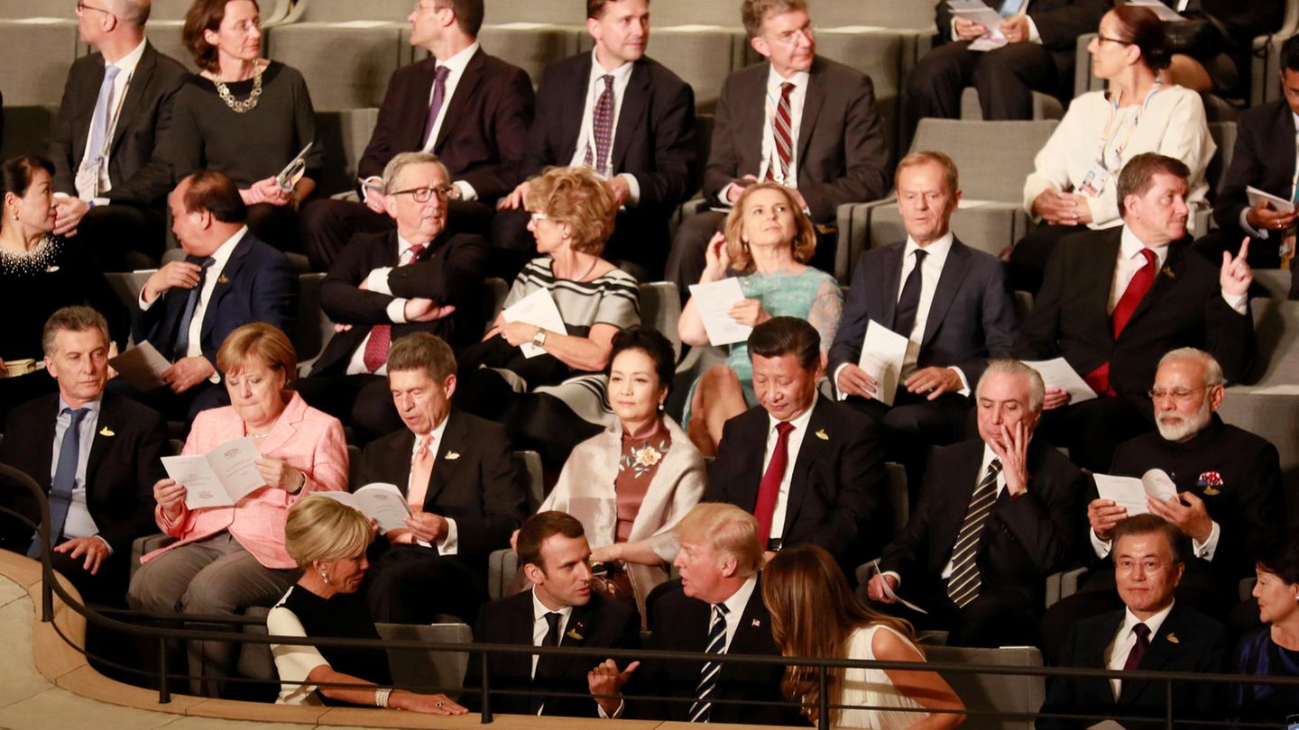 Draußen Krawall, drinnen Musik: Die Staats- und Regierungschefs der G20-Staaten besuchen am Freitagabend teilweise mit ihren Partnern ein Konzert in der Elbphilharmonie.