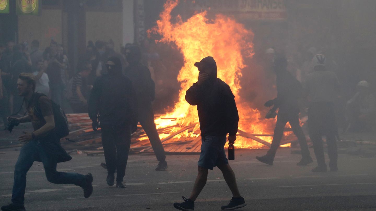 Es wird dunkel in Hamburg und es droht, eine unruhige Nacht zu werden