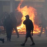 Es wird dunkel in Hamburg und es droht, eine unruhige Nacht zu werden