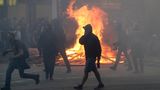 Es wird dunkel in Hamburg und es droht, eine unruhige Nacht zu werden