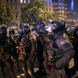 Sondereinsatzkräfte rücken an, um das Schanzenviertel zu räumen. Im Gepäck: schwere Bewaffnung.