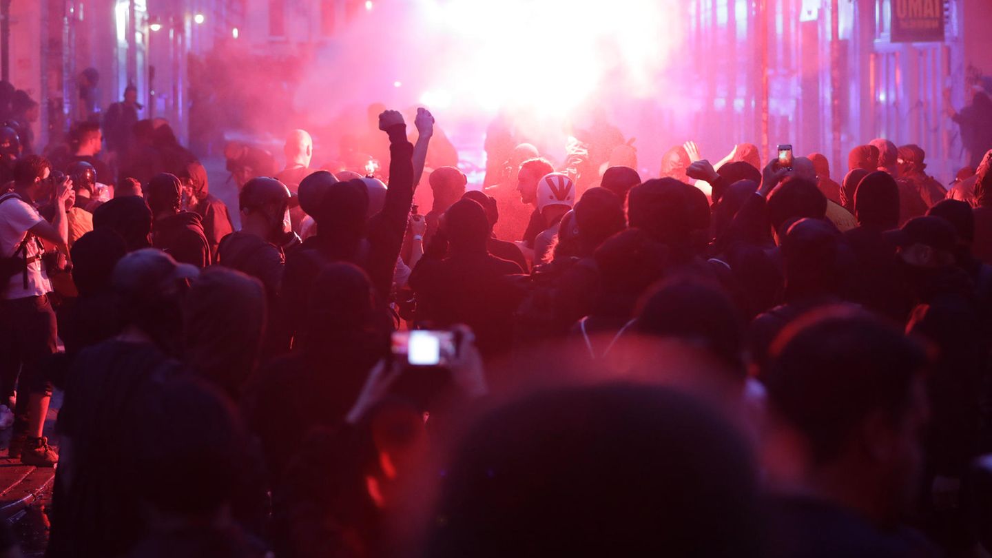 Im Viertel verbarrikadieren sich Autonome, zünden Barrikaden an, plündern Supermärkte und dringen zu Anwohnern ins Gebäude. Die Polizei spricht von einer "sehr ernsten Situation".