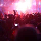 Im Viertel verbarrikadieren sich Autonome, zünden Barrikaden an, plündern Supermärkte und dringen zu Anwohnern ins Gebäude. Die Polizei spricht von einer "sehr ernsten Situation".