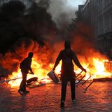 Vermummte entzünden Barrikaden, erobern über mehrere Stunden das Schanzenviertel.