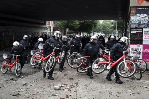 Nach Gewaltnacht in der Schanze: Hamburg räumt auf - und auch die Polizei hilft mit