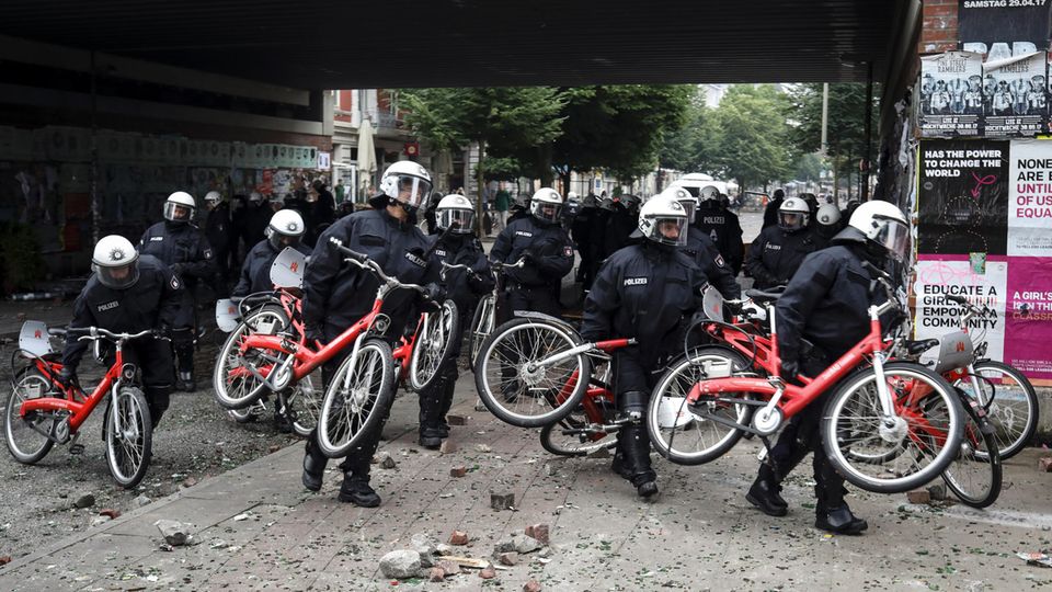 Nach Gewaltnacht in der Schanze: Hamburg räumt auf - und auch die Polizei hilft mit Nach Gewaltnacht in der Schanze: Hamburg räumt auf - und auch die Polizei hilft mit
