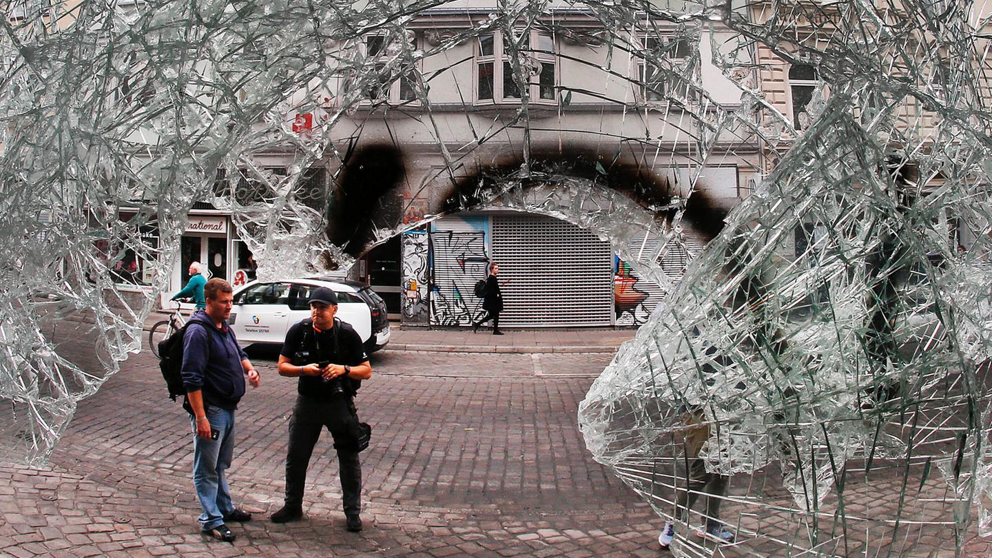 Die Schande der Schanze. Radikale haben in der Nacht auf Samstag die Herrschaft im Hamburger Stadtteil Sternschanze an sich gerissen, haben Barrikaden errichtet und entzündet, mit Böllern und Steinen geworfen, Polizisten verletzt. Am Ende stürmte die Polizei das Viertel erfolgreich. Was bleibt, ist der Schaden. Und der Schrecken. Sternschanze
