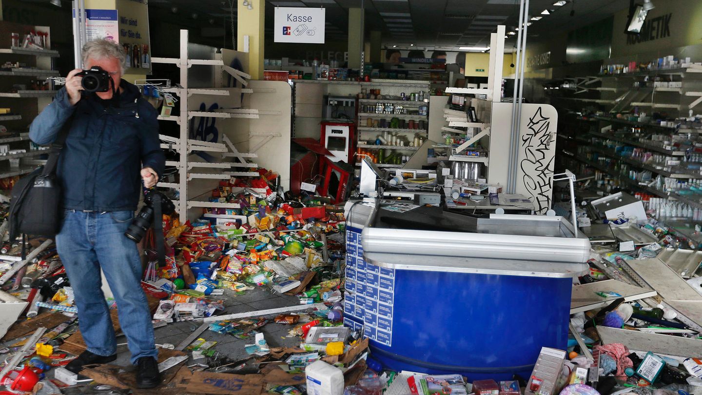 Was hier alles rumliegt. Lebensmittel, Getränke, Tüten. Randalierer haben Läden in der Sternschanze gestürmt und geplündert. Zurück blieb Zerstörung und Chaos. Davon mal ein Foto.