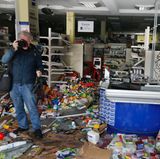 Was hier alles rumliegt. Lebensmittel, Getränke, Tüten. Randalierer haben Läden in der Sternschanze gestürmt und geplündert. Zurück blieb Zerstörung und Chaos. Davon mal ein Foto.