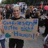 Wir wollen nichts Böses, wir sind Ostfriesen. Teilnehmer der Demonstration "Grenzenlose Solidarität statt G20" ziehen durch Hamburg. Ganz friedlich, ganz freundlich. Auch das geht bei G20.