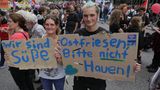 Wir wollen nichts Böses, wir sind Ostfriesen. Teilnehmer der Demonstration "Grenzenlose Solidarität statt G20" ziehen durch Hamburg. Ganz friedlich, ganz freundlich. Auch das geht bei G20.