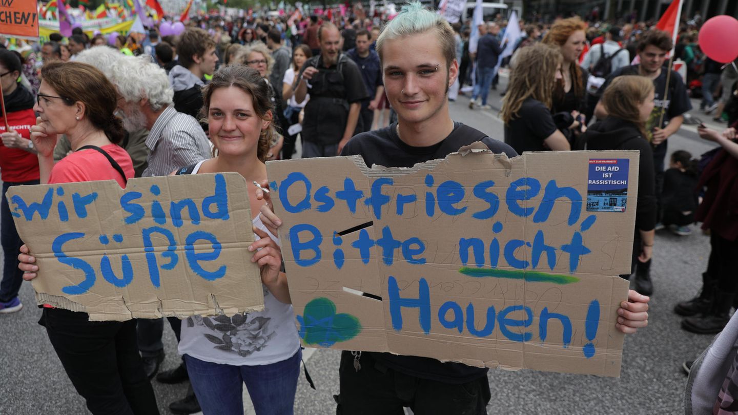 Wir wollen nichts Böses, wir sind Ostfriesen. Teilnehmer der Demonstration "Grenzenlose Solidarität statt G20" ziehen durch Hamburg. Ganz friedlich, ganz freundlich. Auch das geht bei G20.