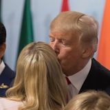 Donald Trump drückt Ivanka einen Kuss an die Stirn