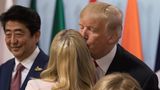 Donald Trump drückt Ivanka einen Kuss an die Stirn