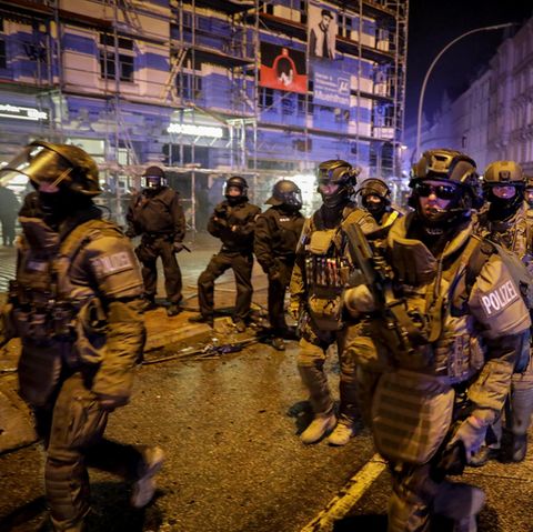 Schwer bewaffnete Polizei-Einheiten im Schanzenviertel Hamburg bei den G20-Krawallen
