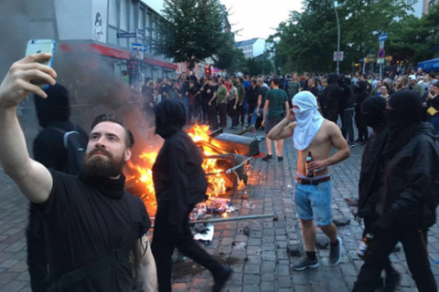 Kommunist sein will gelernt sein: Der "Riot-Hipster": Antikapitalistisches iPhone-Selfie belustigt das Netz