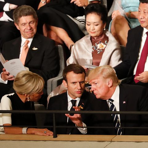 Emmanuel Macron und Donald Trump sitzen im G20-Konzert in der Elbphilharmonie nebeneinander. Nicht nur zu Beginn unterhalten sie sich angeregt. Auch während Beethovens neunter Symphonie beugen sie sich zueinander und tauschen sich aus.