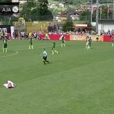 Mit Hubschrauber in Klinik: Spielabbruch: Ajax-Profi kollabiert bei Testspiel gegen Bremen