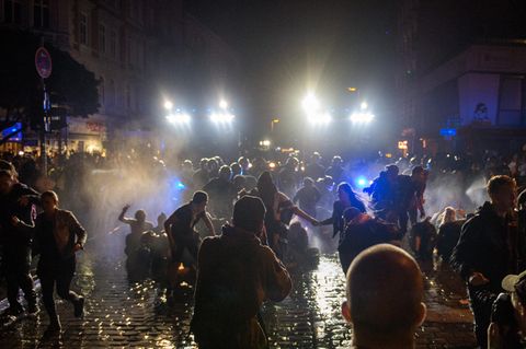Polizeieinsatz in der Schanze: Mit Wasserwerfern geht sie auch am Samstagabend gegen Demosntranten vor.