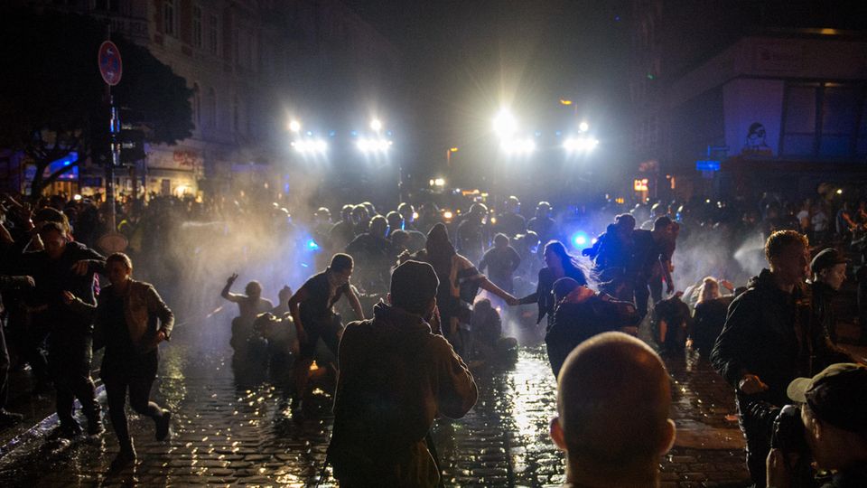 Polizeieinsatz in der Schanze: Mit Wasserwerfern geht sie auch am Samstagabend gegen Demosntranten vor.