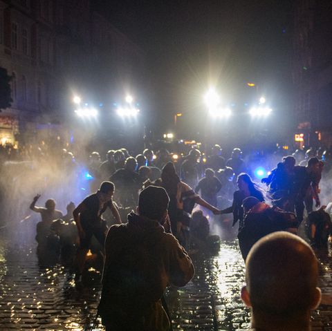 Polizeieinsatz in der Schanze: Mit Wasserwerfern geht sie auch am Samstagabend gegen Demosntranten vor.