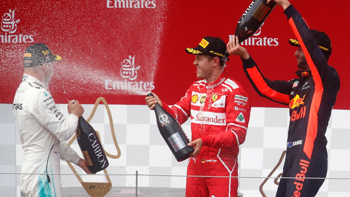 Sebastian Vettel mittendrin in der Jubeltraube: Der Ferrari-Pilot baut seinen Vorsprung in der Formel 1 aus