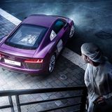 Am Ende glänzt sein Sportwagen in den Farben Lila, Grau im Scheinwerferlicht.