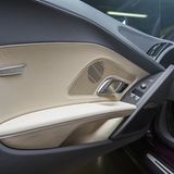 Weißes Interieur inklusive lilafarbene Nähte sind in.