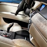 Ein Fischfabrikant übersandte 100 Lachshäute, die nun das Interieur verfeinern.