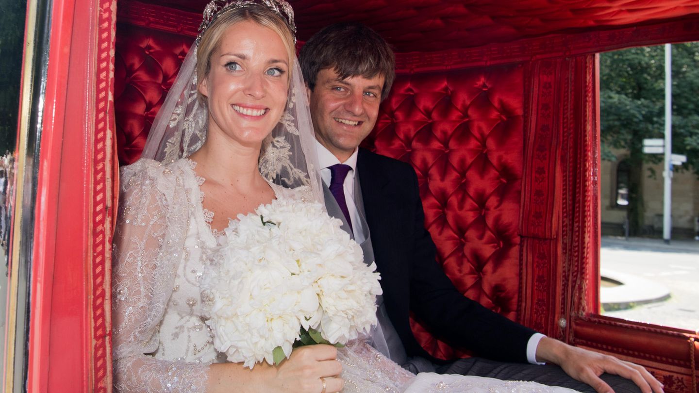 Welfen Hochzeit: Das Brautpaar fuhr mit der Kutsche ab. Das Brautpaar fuhr mit der Kutsche ab.