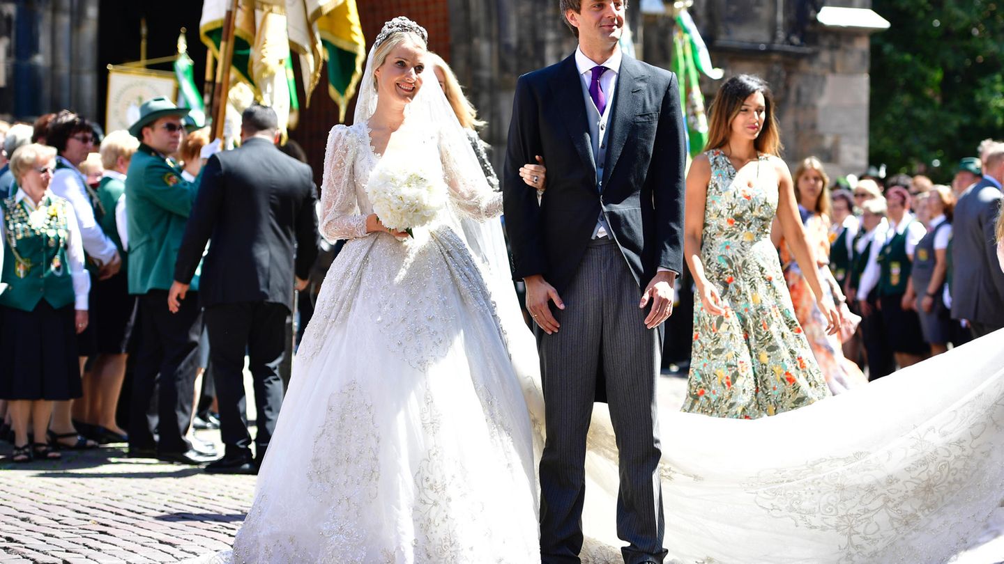 Welfen Hochzeit: Das frisch vermählte Paar wollte sich gegenüber den Fans des Hauses Hannover von der besten Seite zeigen. Leider wurde der leidenschaftliche Kuss vor der Kutsche von einem kleinen Malheur überdeckt. In genau dem Moment, in dem Ernst August Ekaterinas Gesicht in beide Hände nahm, scheute ein Pferd und lenkte alle Aufmerksamkeit auf sich. Das frisch vermählte Paar wollte sich gegenüber den Fans des Hauses Hannover von der besten Seite zeigen. Leider wurde der leidenschaftliche Kuss vor der Kutsche von einem kleinen Malheur überdeckt. In genau dem Moment, in dem Ernst August Ekaterinas Gesicht in beide Hände nahm, scheute ein Pferd und lenkte alle Aufmerksamkeit auf sich.