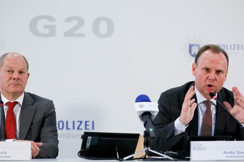 Hamburgs Erster Bürgermeister Olaf Scholz und Innensenator Andreas Grote