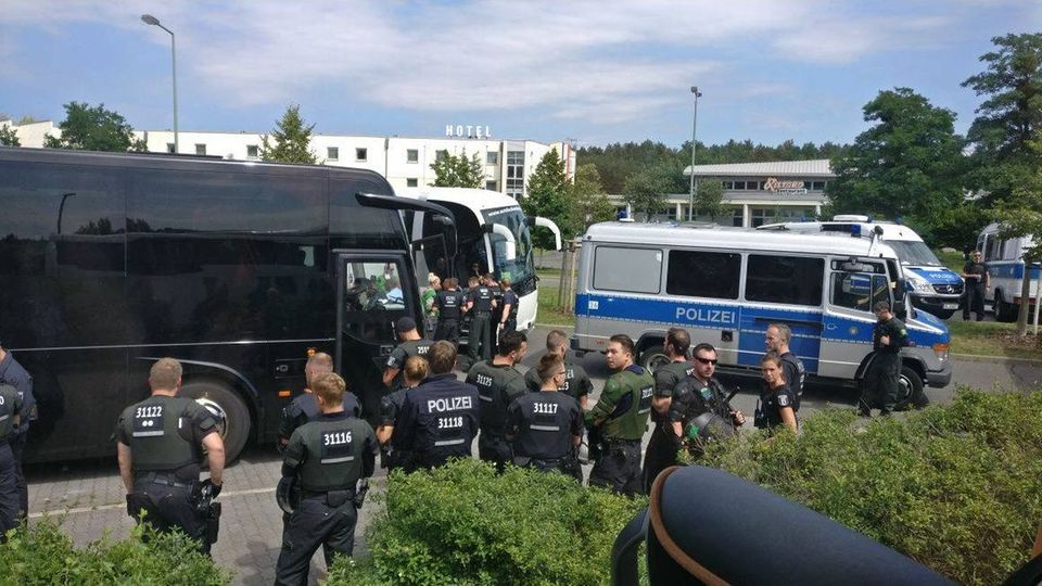 Polizisten kontrollieren an der Raststätte Stolper Heide Reisebusse
