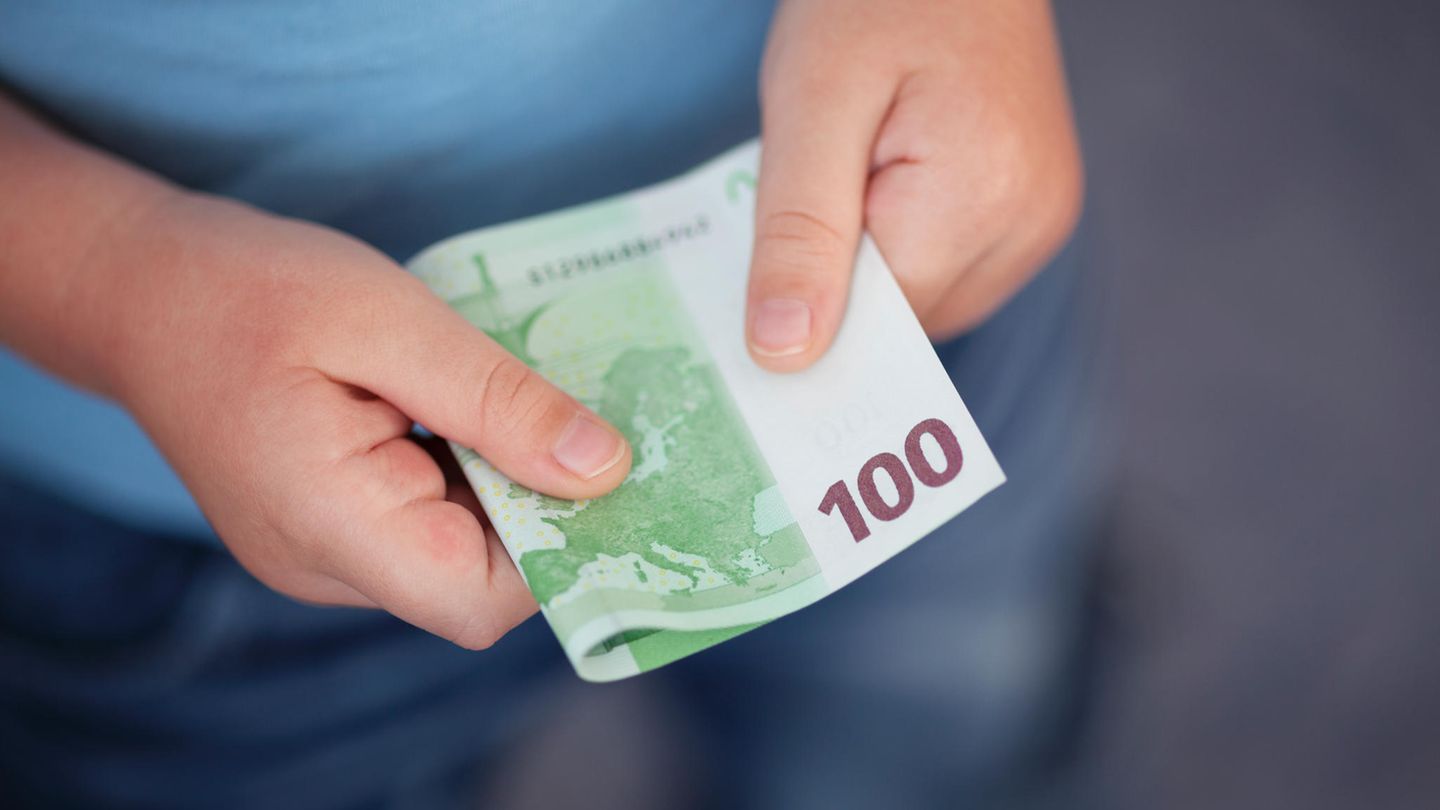 Ein 13-Jähriger hat in Bayern Geld an Passanten verschenkt - insgesamt über 4000 Euro (Symbolfoto)