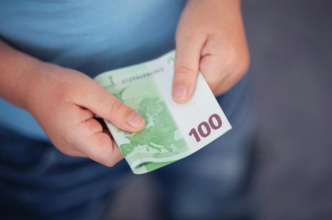 Ein 13-Jähriger hat in Bayern Geld an Passanten verschenkt - insgesamt über 4000 Euro (Symbolfoto)