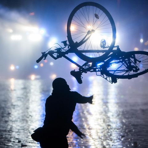 Ein Randalierer wirft ein Fahrrad in Richtung Wasserwerfer: Szenen vom G20-Gipfel in Hamburg