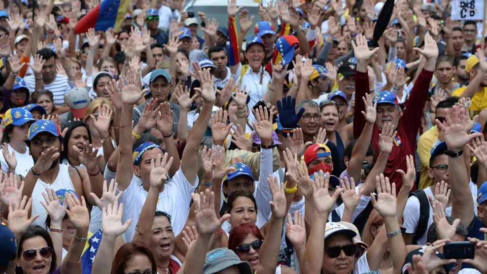 Die Proteste gegen Venezuelas Präsidenten Nicolas Maduro dauern an - auch nach 100 Tagen Die Proteste gegen Venezuelas Präsidenten Nicolas Maduro dauern an - auch nach 100 Tagen