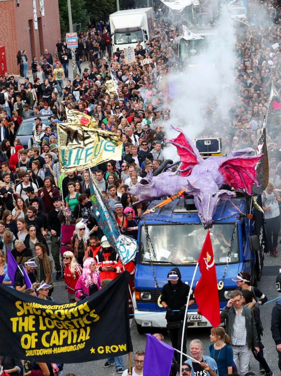 Zur Nachttanzdemo "Lieber tanz' ich als G20" gingen bis zu 20.000 Menschen auf die Straße Zur Nachttanzdemo "Lieber tanz' ich als G20" gingen bis zu 20.000 Menschen auf die Straße