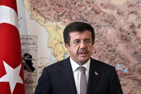 Nihat Zeybekci, Wirtschaftsminister der Türkei, während einer Pressekonferenz im Iran. Österreich versagte ihm den Auftritt.