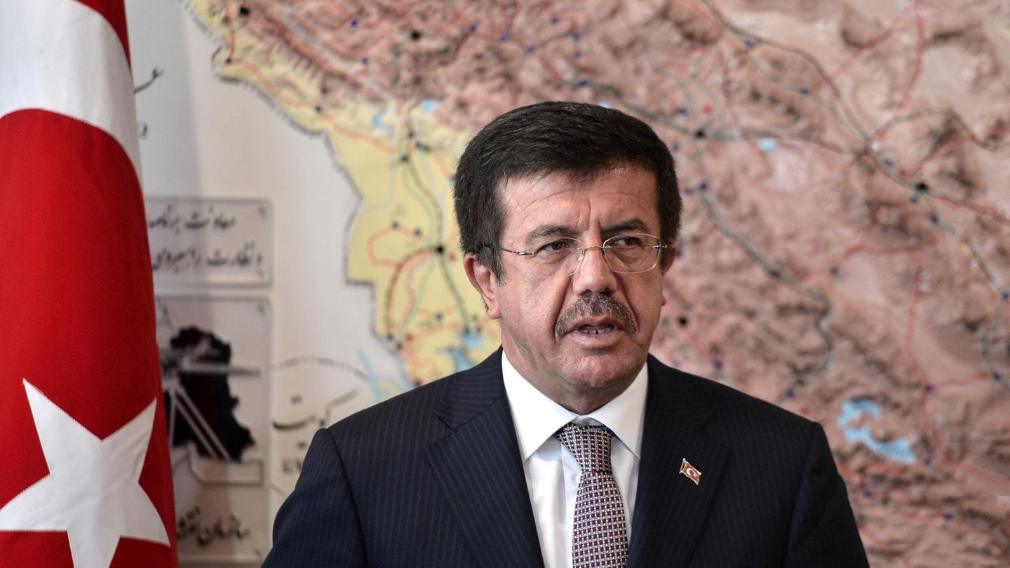 Nihat Zeybekci, Wirtschaftsminister der Türkei, während einer Pressekonferenz im Iran. Österreich versagte ihm den Auftritt.
