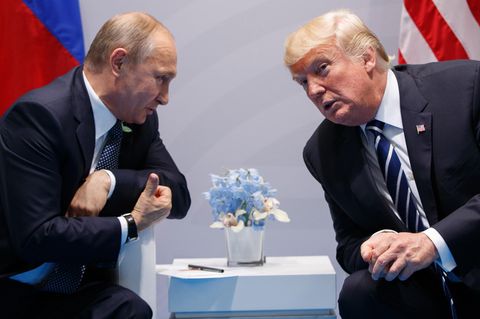 Russlands Präsident Wladimir Putin und US-Präsident Donald Trump beugen sich bei einem Gespräch zueinander