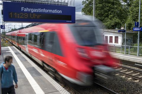 Betrunkener Lokführer in Nordrhein-Westfalen: Ein Zug fährt in einen Bahnhof ein (Symbolbild)